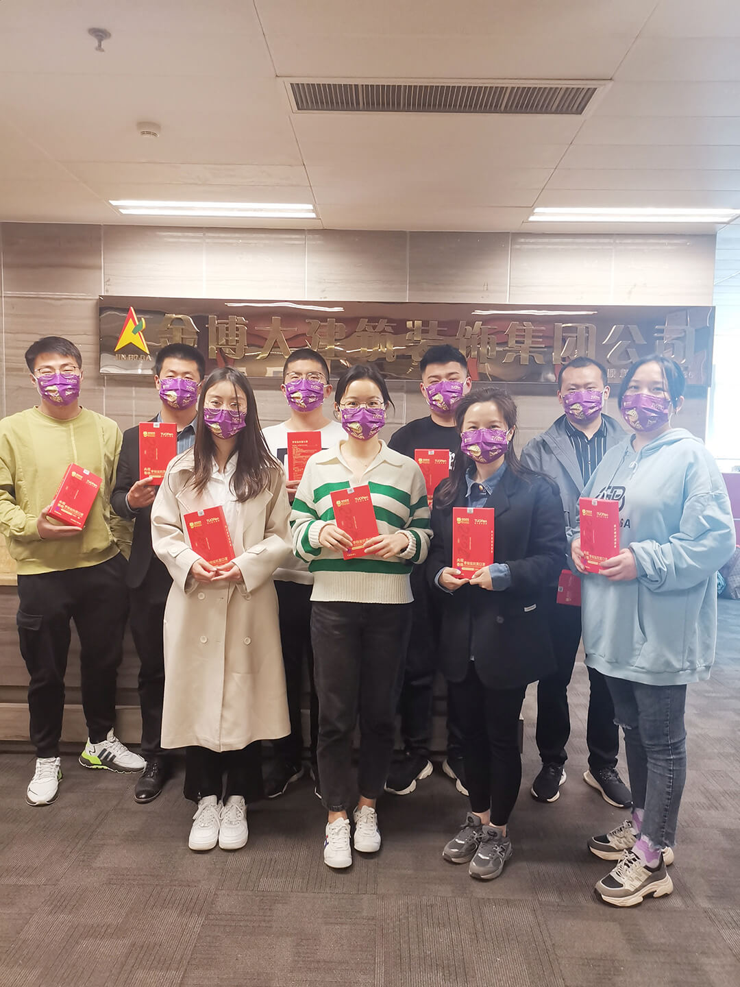 金博大建筑装饰集团三八妇女节送口罩送健康(图1) 部分员工合影1080.jpg